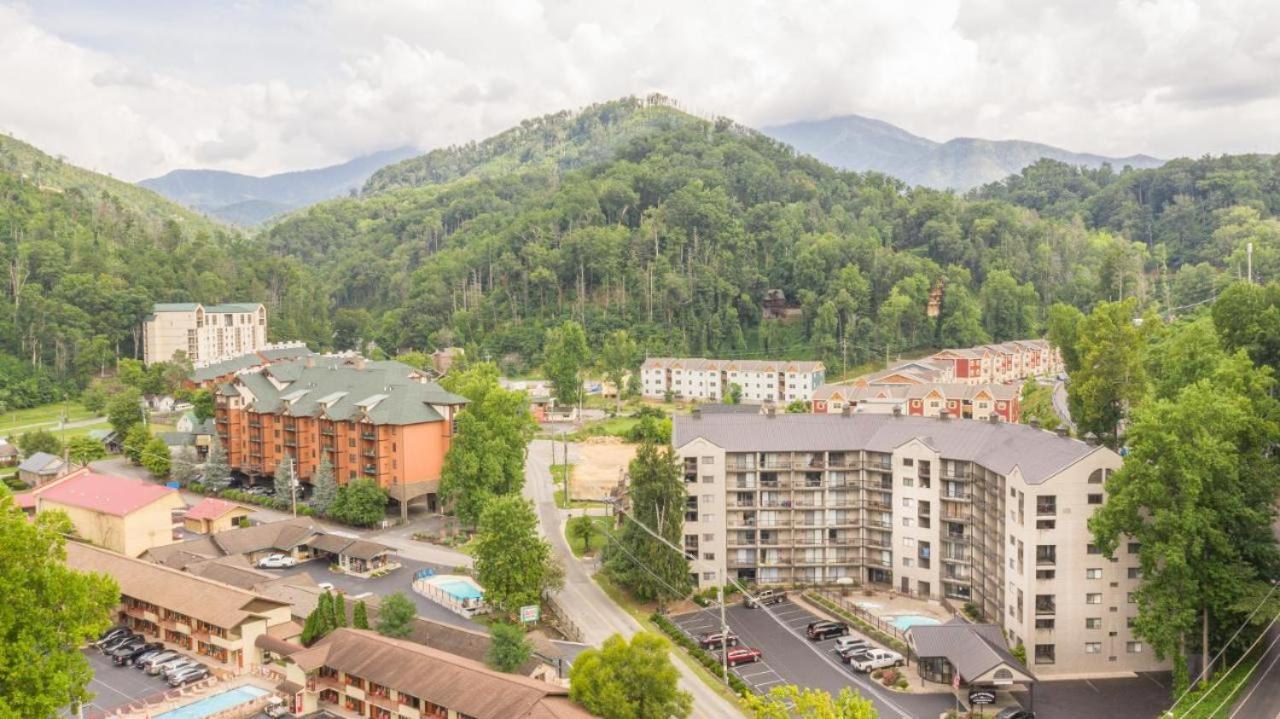 Family Bear Condos, Full King Suite, Kitchen, Pool Access Unit 103 * Gatlinburg