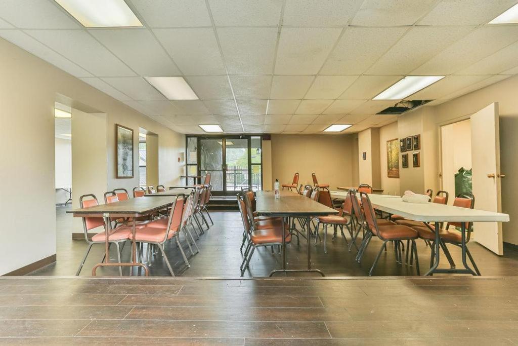 Family Bear Condos, Full King Suite, Kitchen, Pool Access Unit 103 * Gatlinburg
