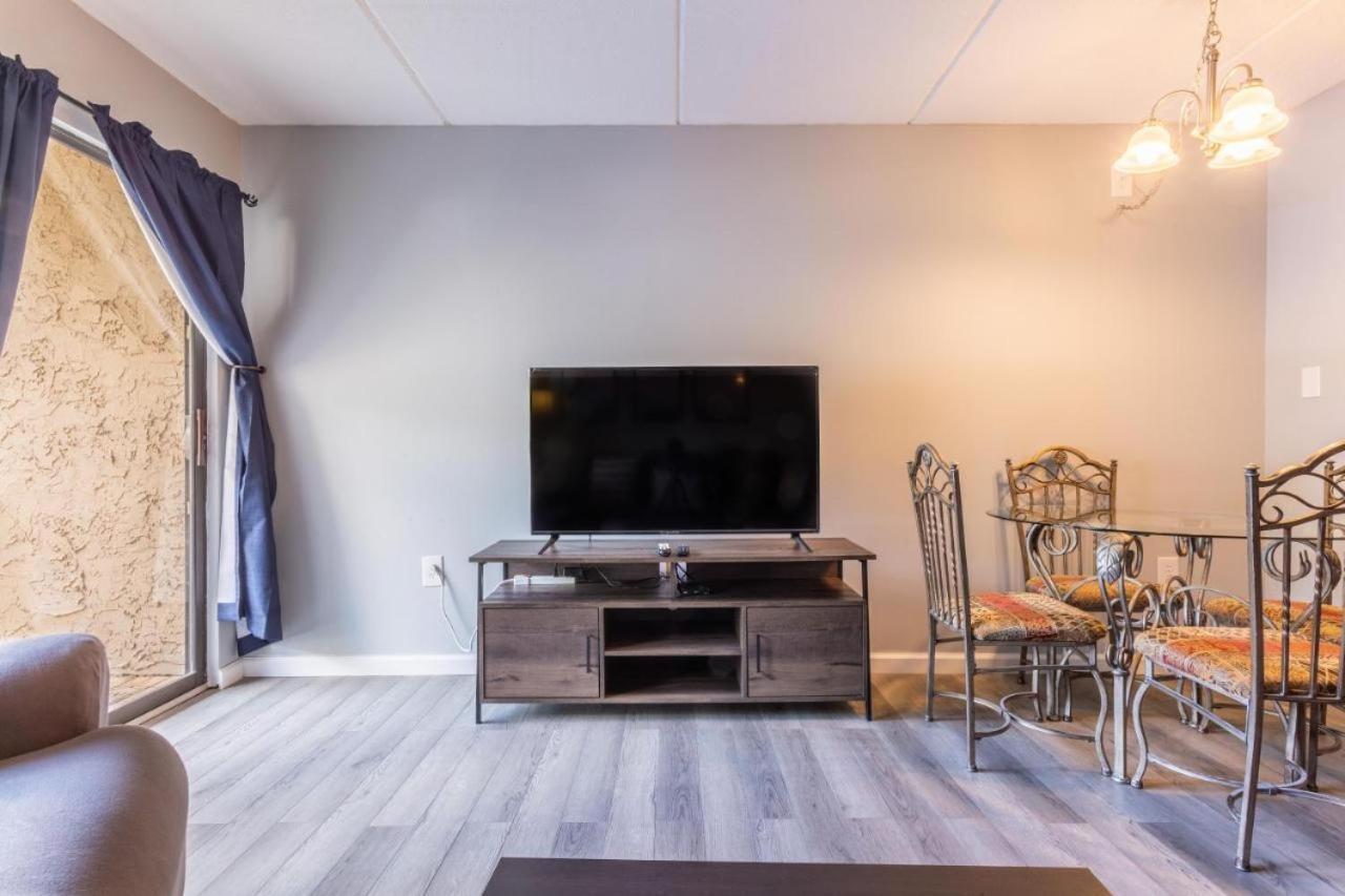 Family Bear Condos, Full King Suite, Kitchen, Pool Access Unit 103 Gatlinburg