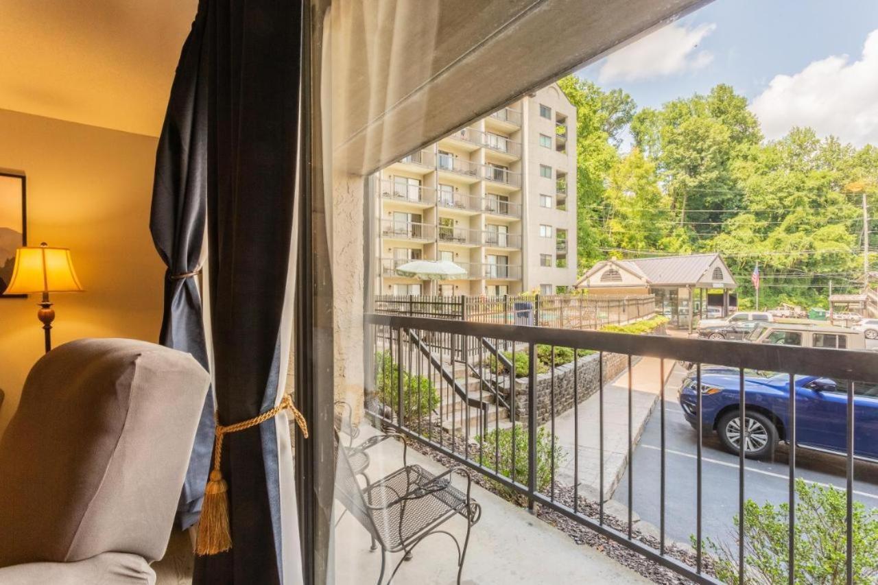 Family Bear Condos, Full King Suite, Kitchen, Pool Access Unit 103 Gatlinburg