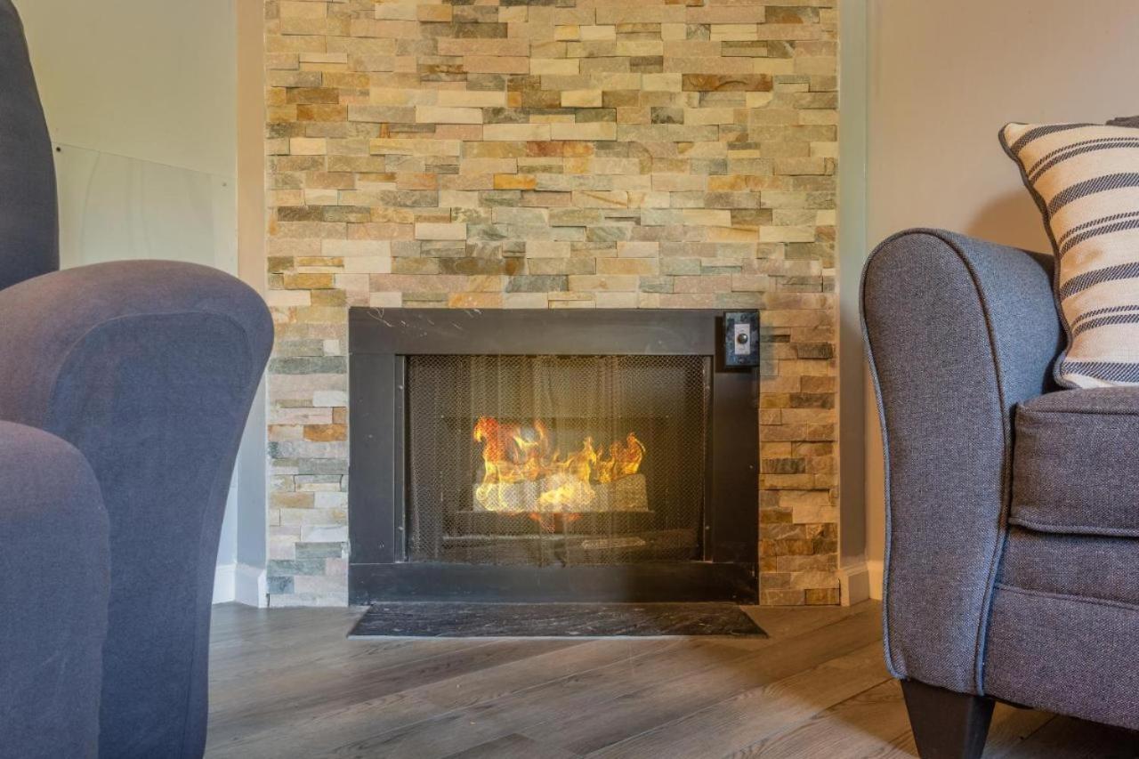 Family Bear Condos, Full King Suite, Kitchen, Pool Access Unit 103 Gatlinburg