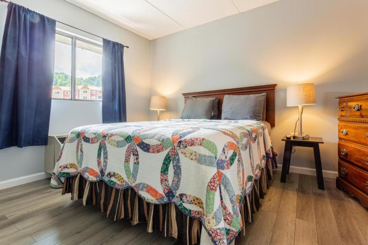 Family Bear Condos, Full King Suite, Kitchen, Pool Access Unit 103 Gatlinburg